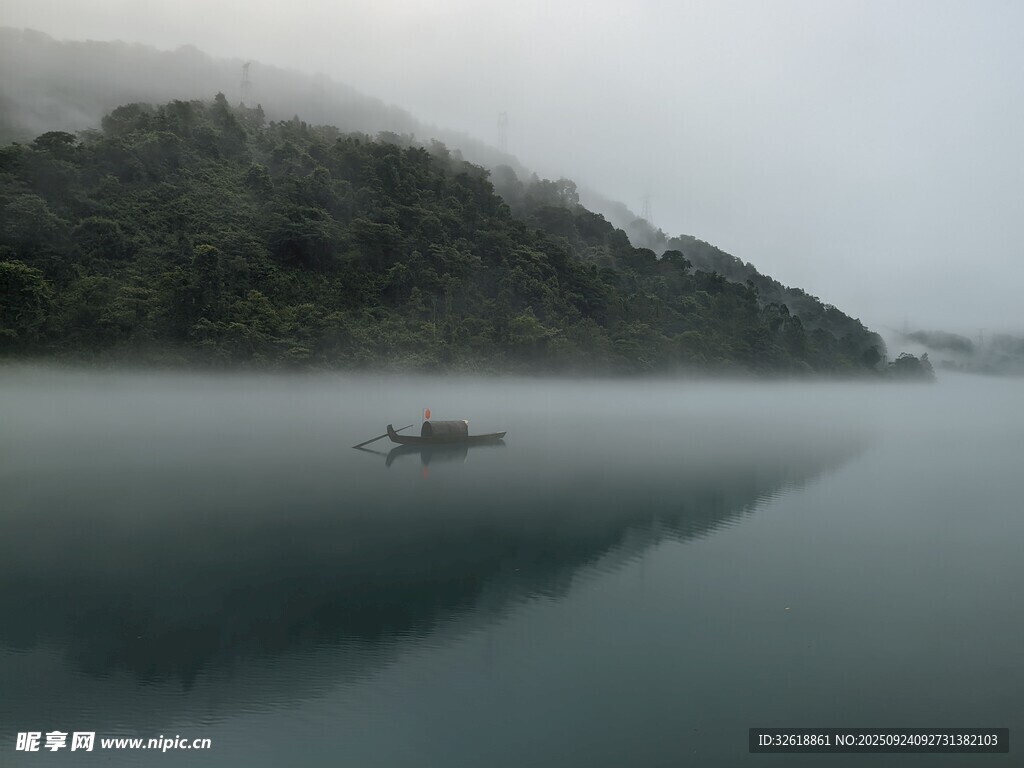 雾中湖面孤舟静谧之景