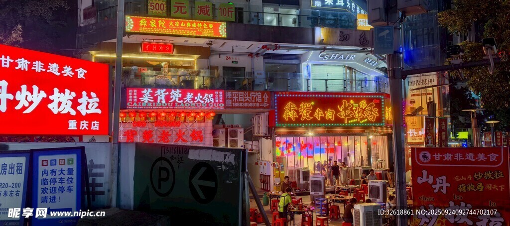热闹的夜间街边小吃摊