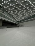 空旷室内空间与网格天花板