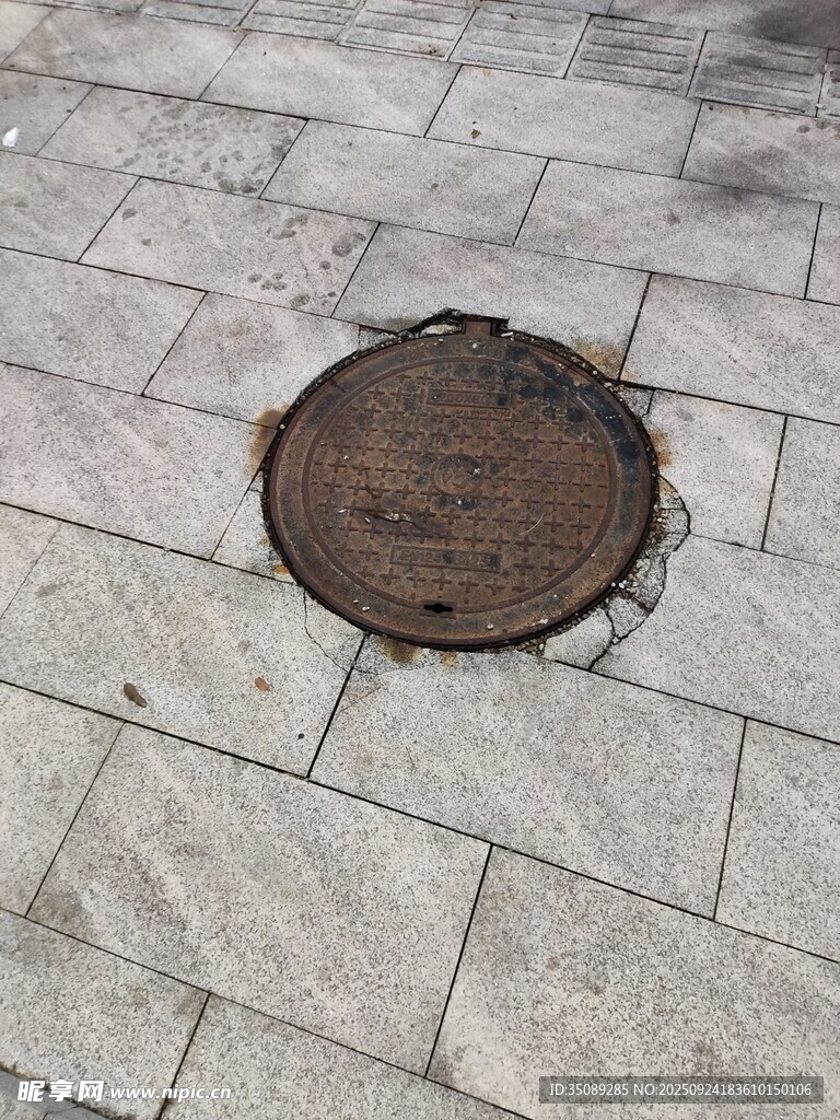 路面上的圆形井盖