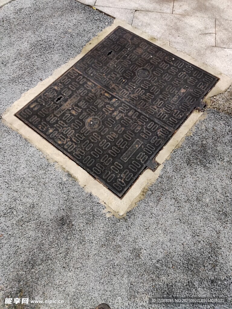 古老方形石板刻满文字