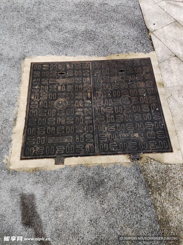 路面上的方形金属井盖