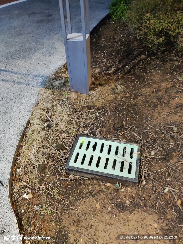 路边金属排水篦子