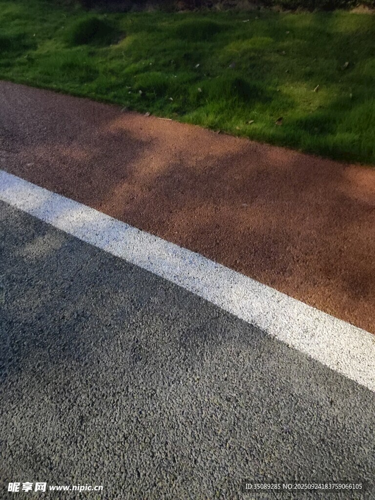 道路边缘的灰白线条与草地