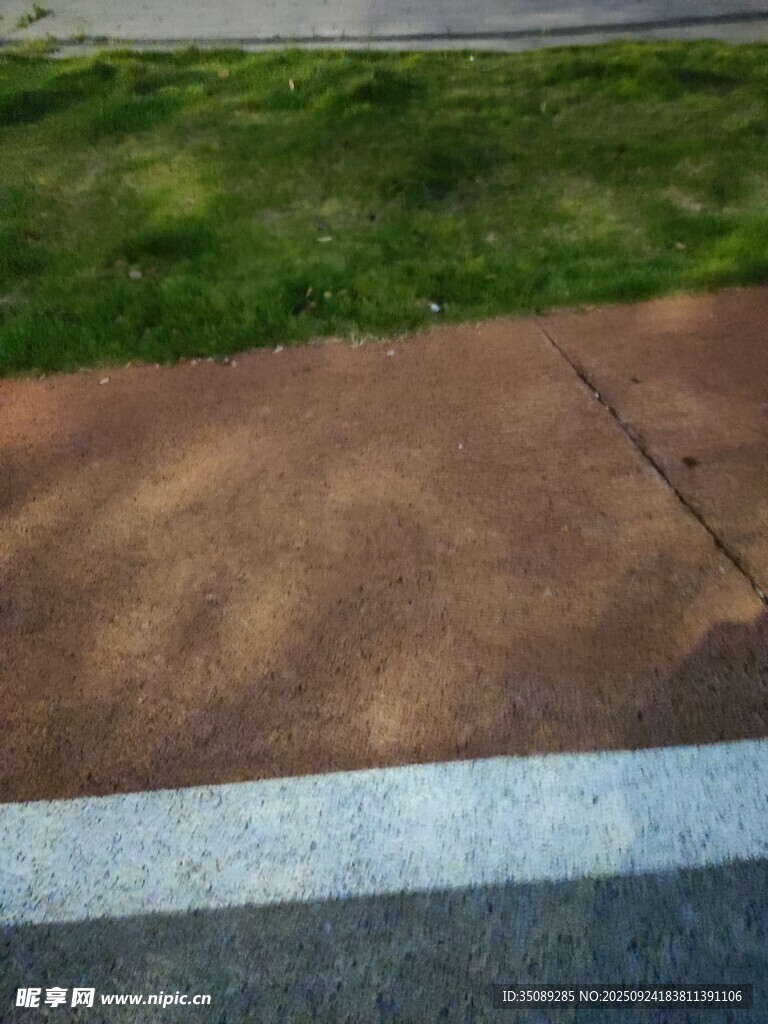 户外红砖铺就的步道