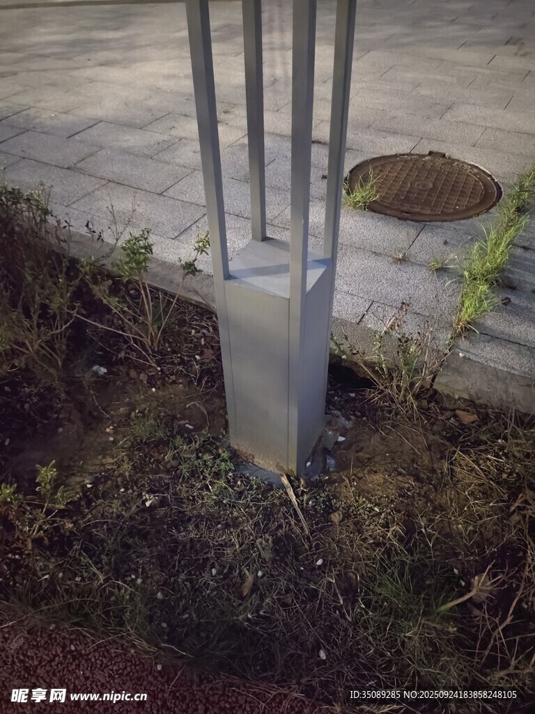 金属杆立于草地旁