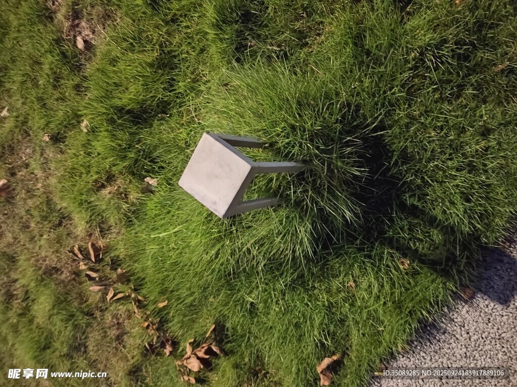 草地上的方形标牌