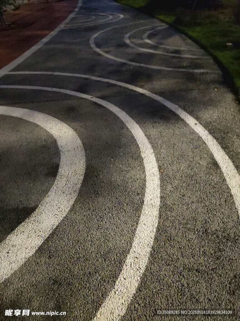 弯曲跑道上的白色标线