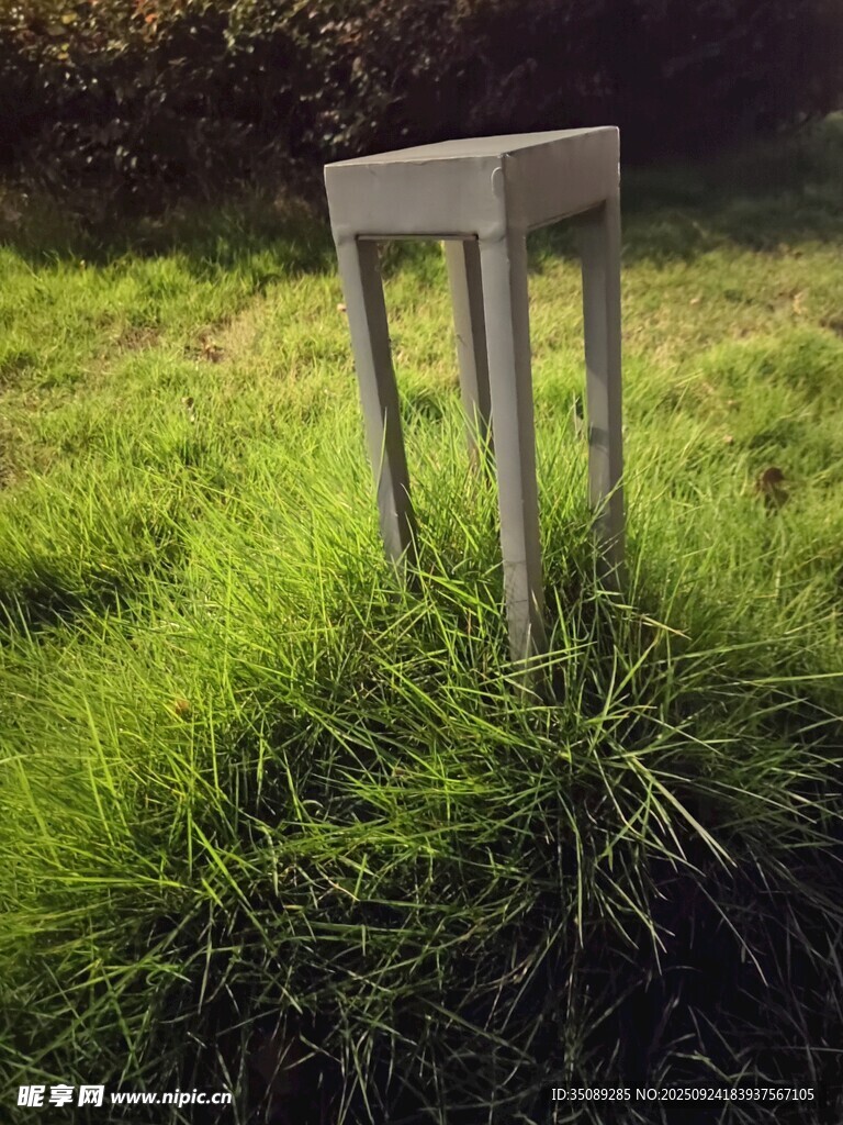 草地上的白色柱状物件