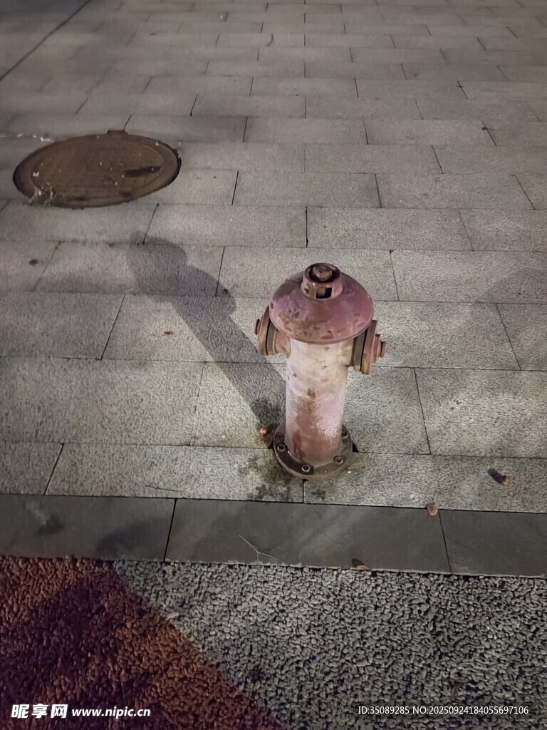 街边破损的消防栓