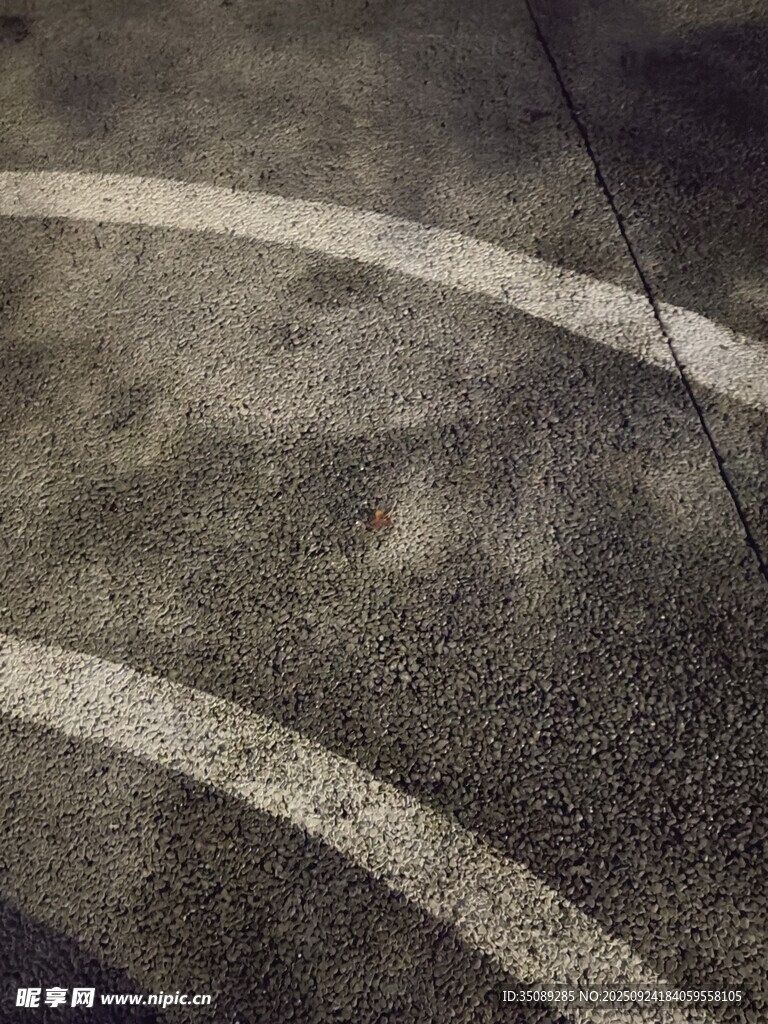 地面上的白色弧形线条