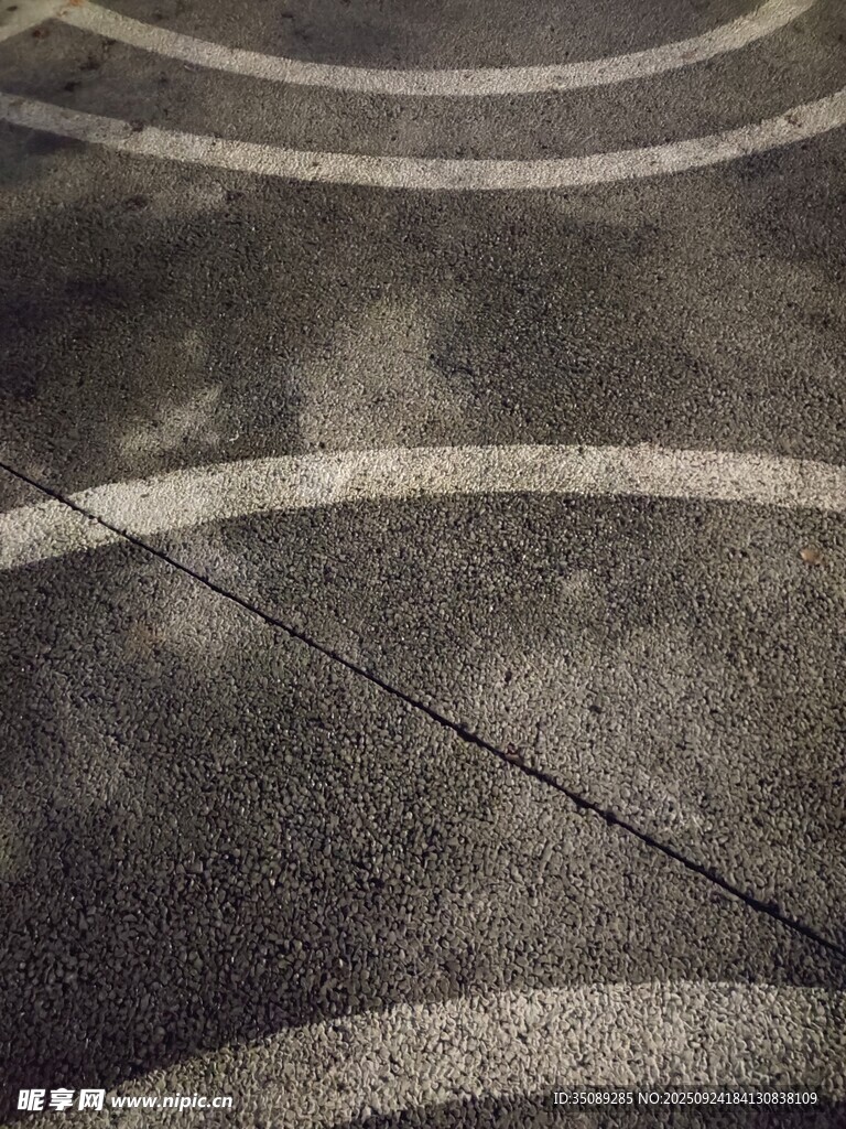 地面上的白色弧形线条