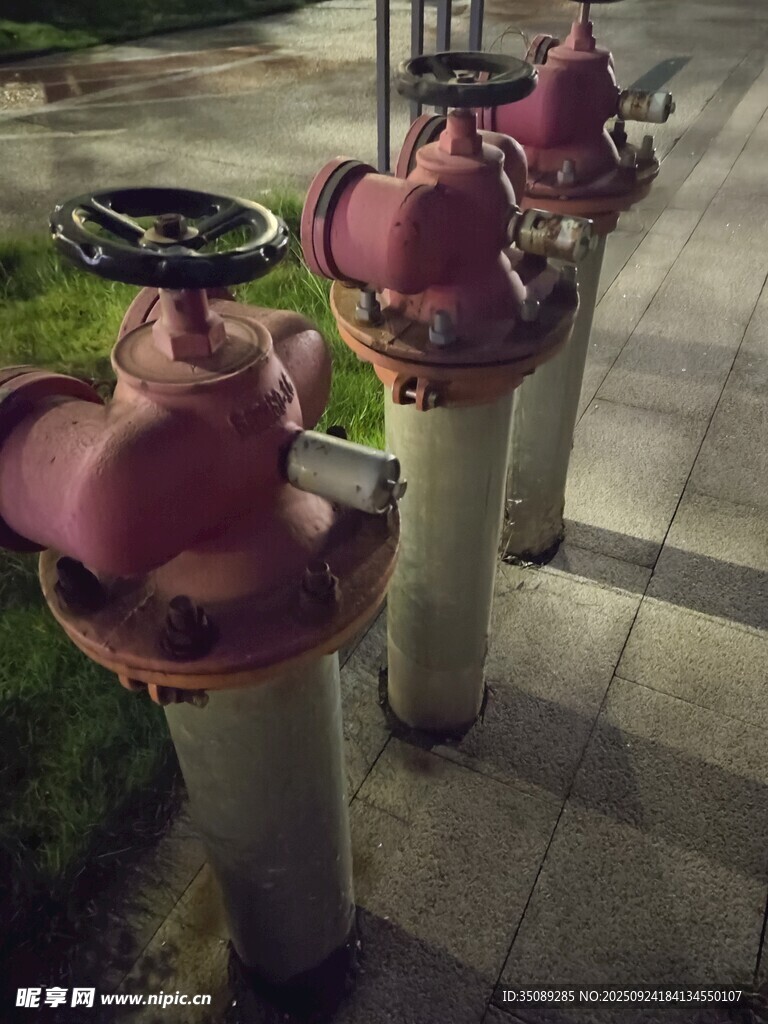 户外红色消防栓设备展示
