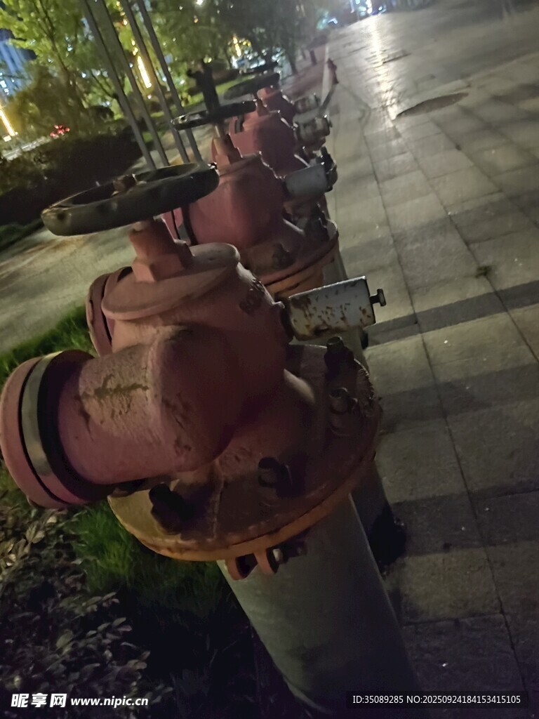 夜晚街边的消防栓设备