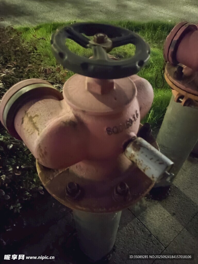 户外旧消防栓特写