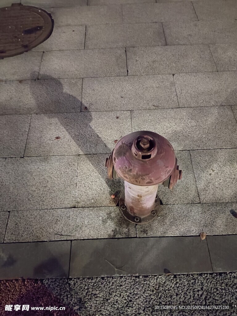 夜晚街道上的红色消防栓