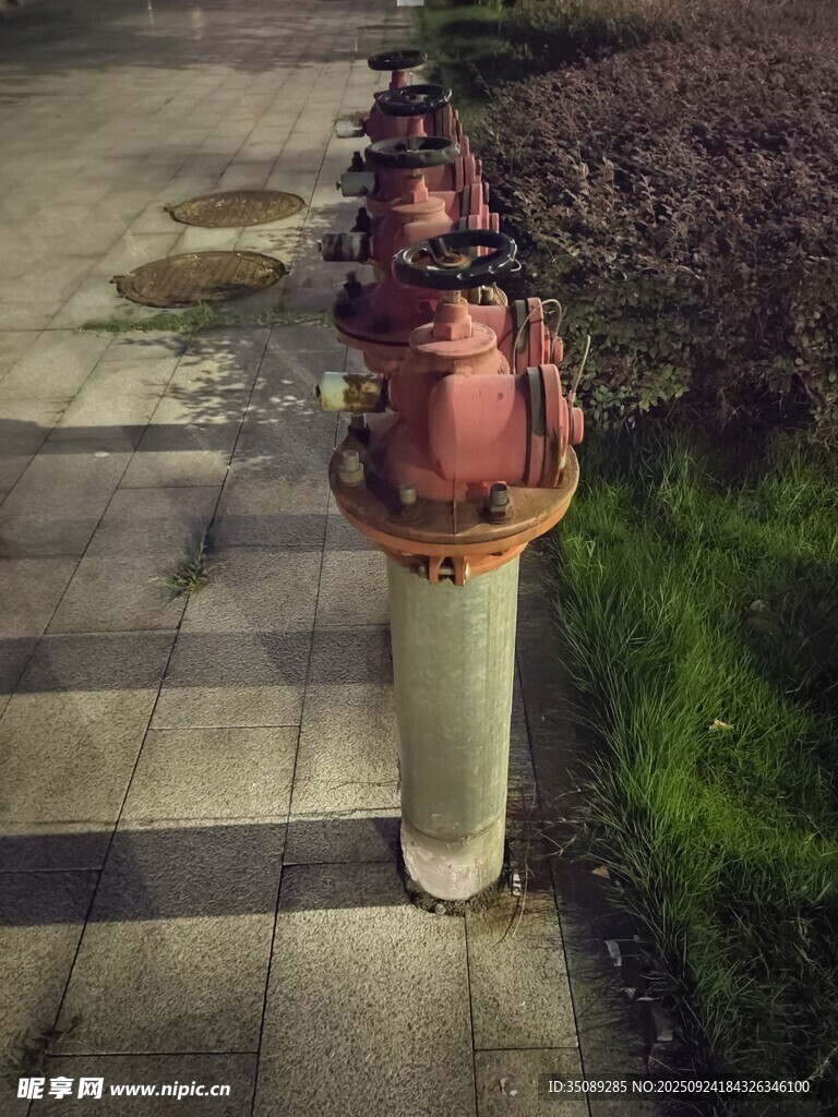 户外生锈的红色消防栓