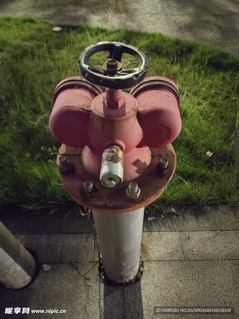 户外红色消防栓特写