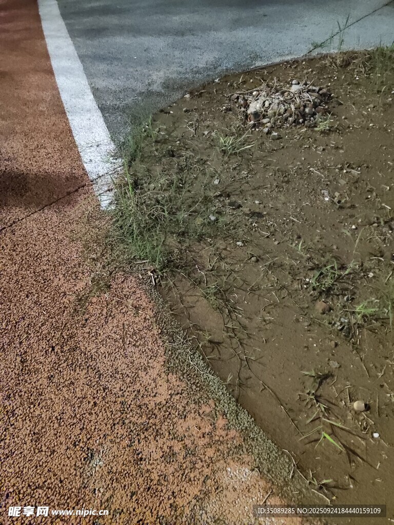 道路旁的泥土与碎石区域