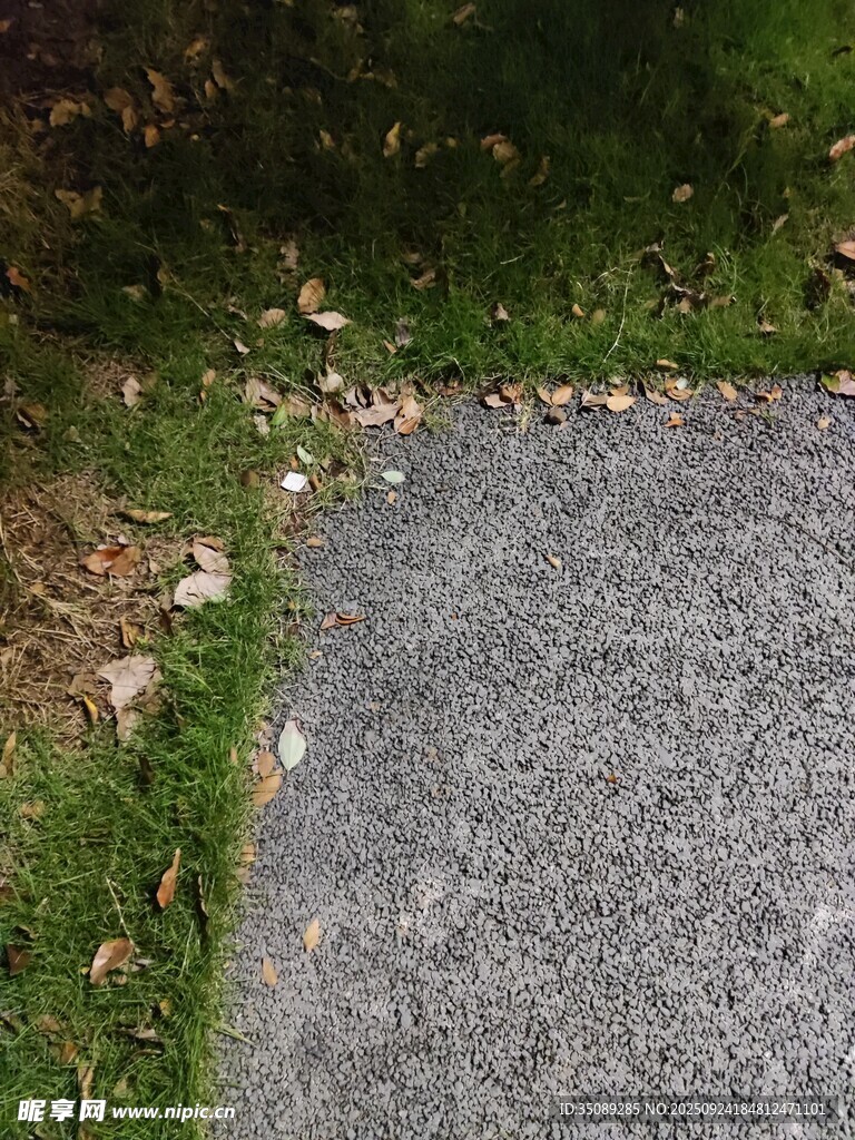 草地旁的灰色碎石路面