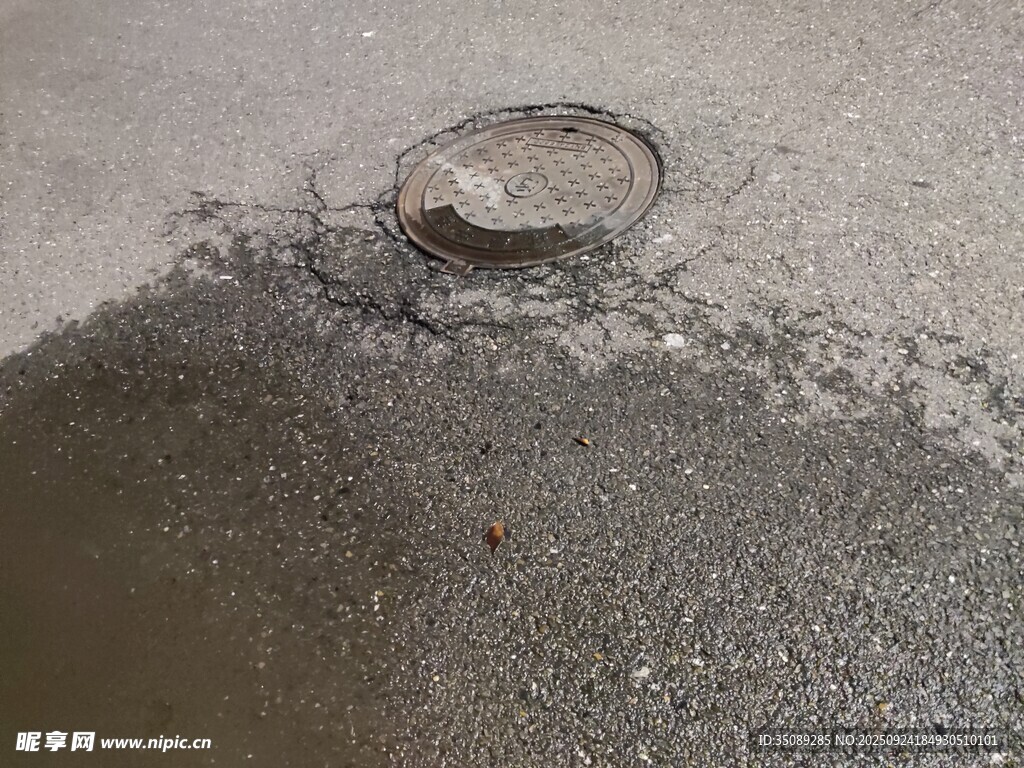 破损井盖旁的积水路面
