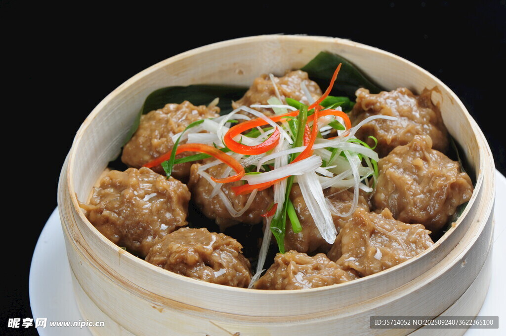 蒸笼里的美味肉丸
