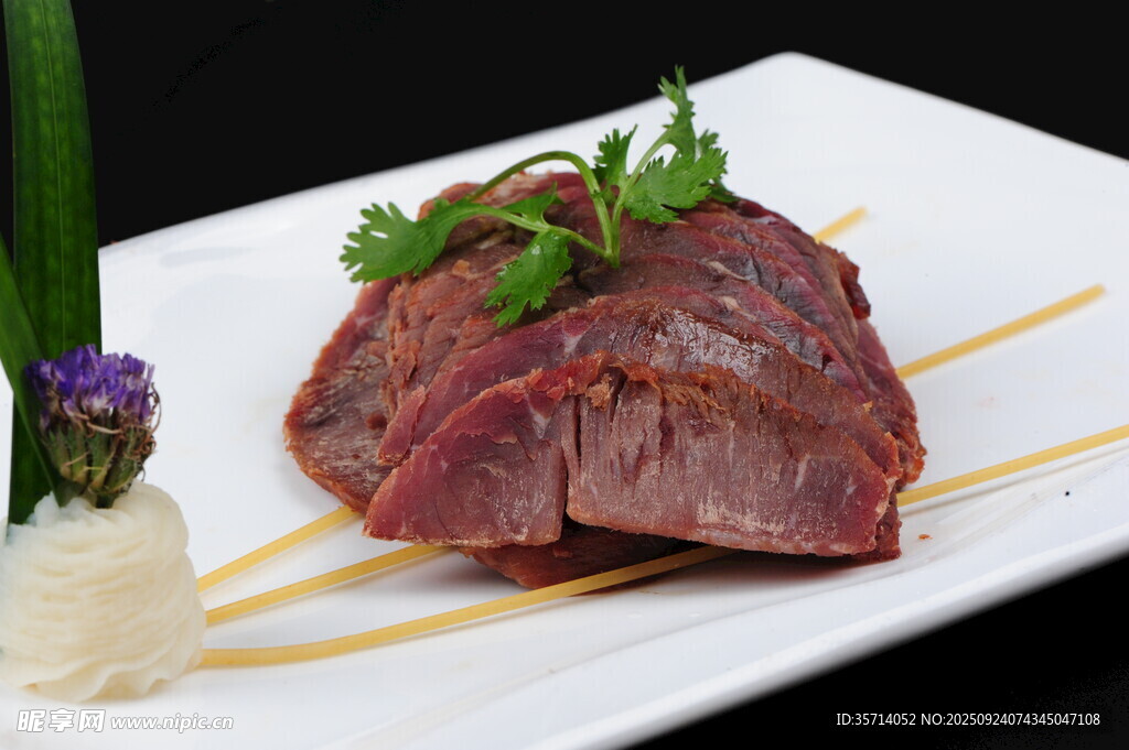 精致摆盘的美味熟牛肉