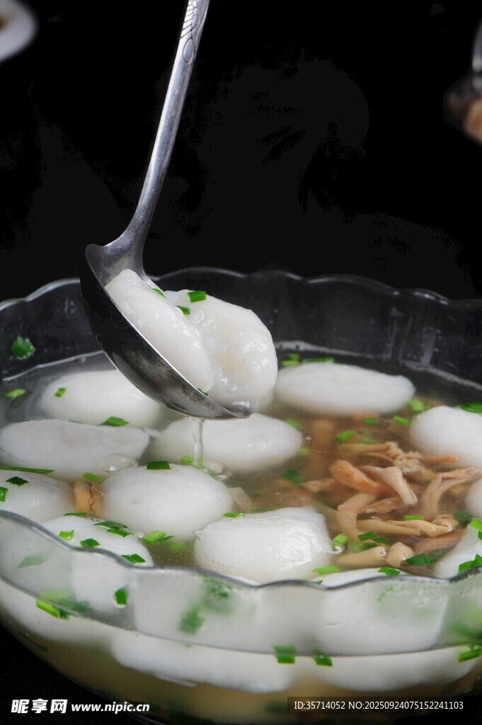 美味鱼圆在汤中