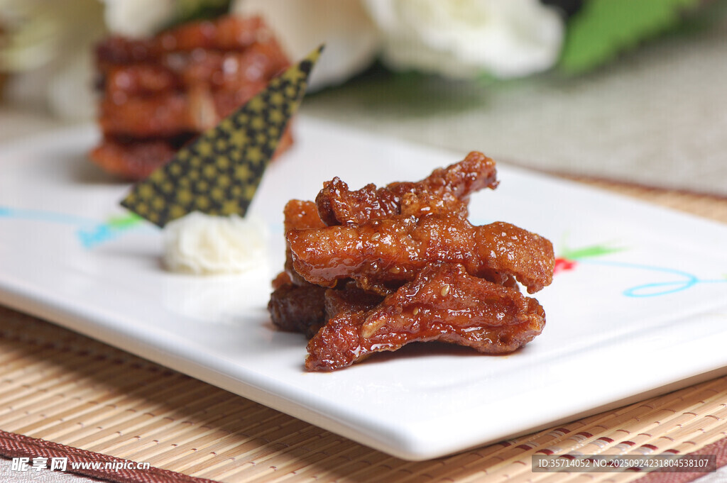 美味香酥排骨摆盘精致