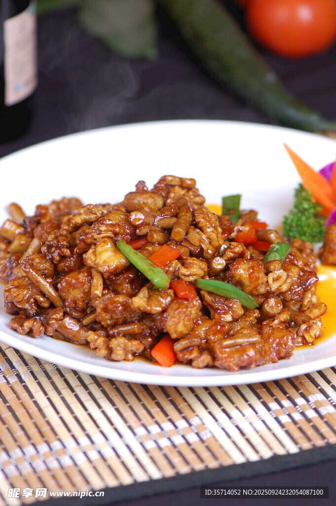 美味肉末菜肴摆于盘中