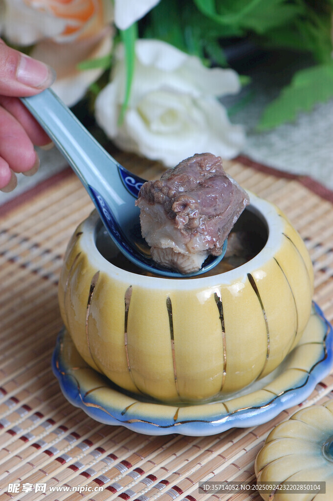 精致碗中美味肉丸