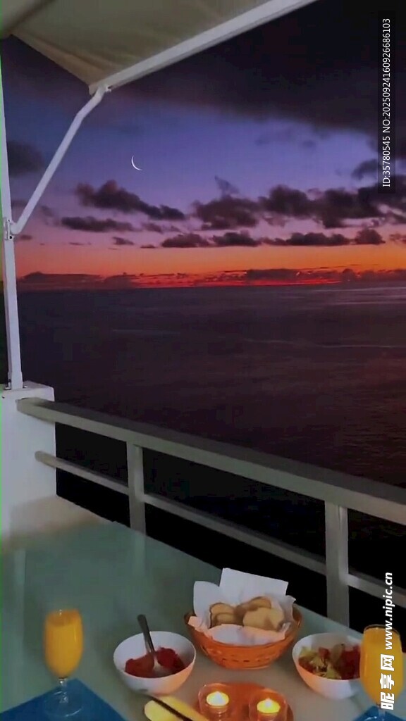 海上日出时的惬意餐桌