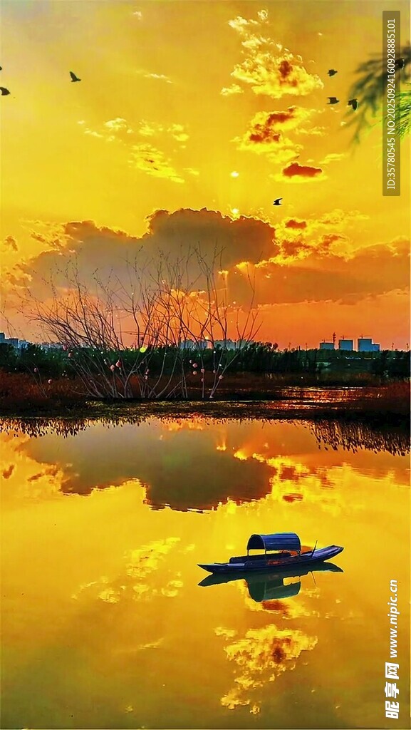 夕阳下宁静湖面的美丽景象