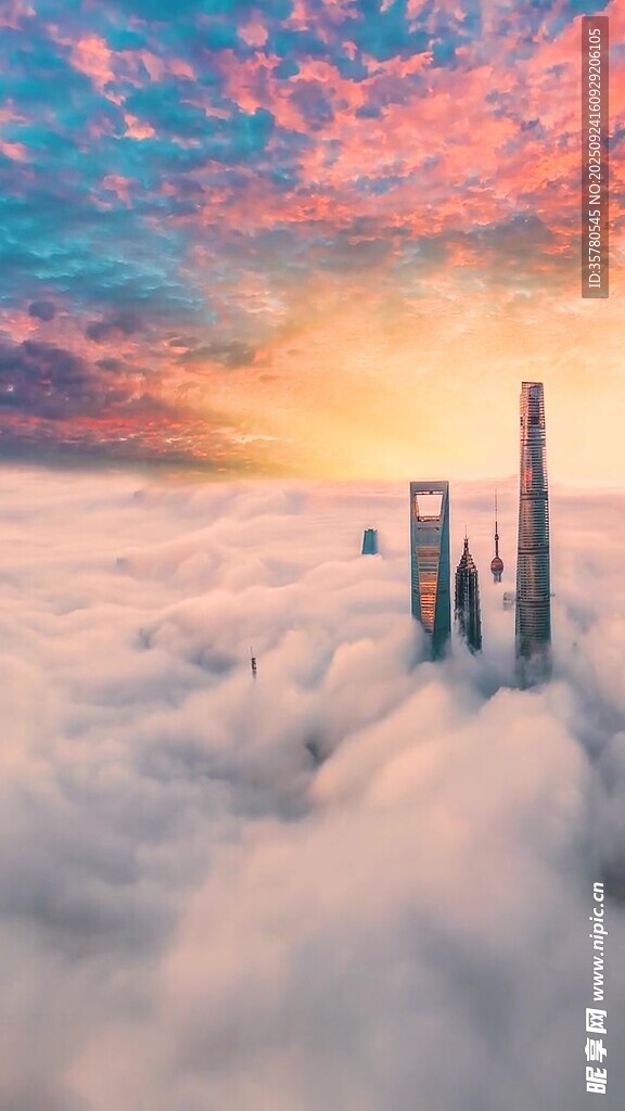 云海之上的梦幻城市景观