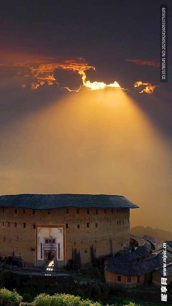 夕阳下的建筑洒下金色光芒