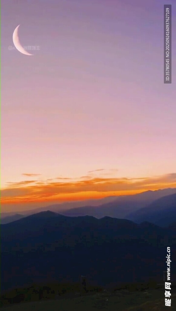 黄昏山峦上的弯弯新月