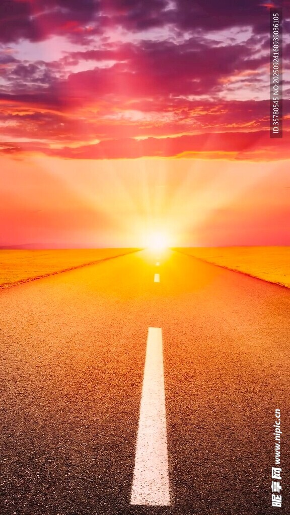 夕阳下的公路延伸向远方