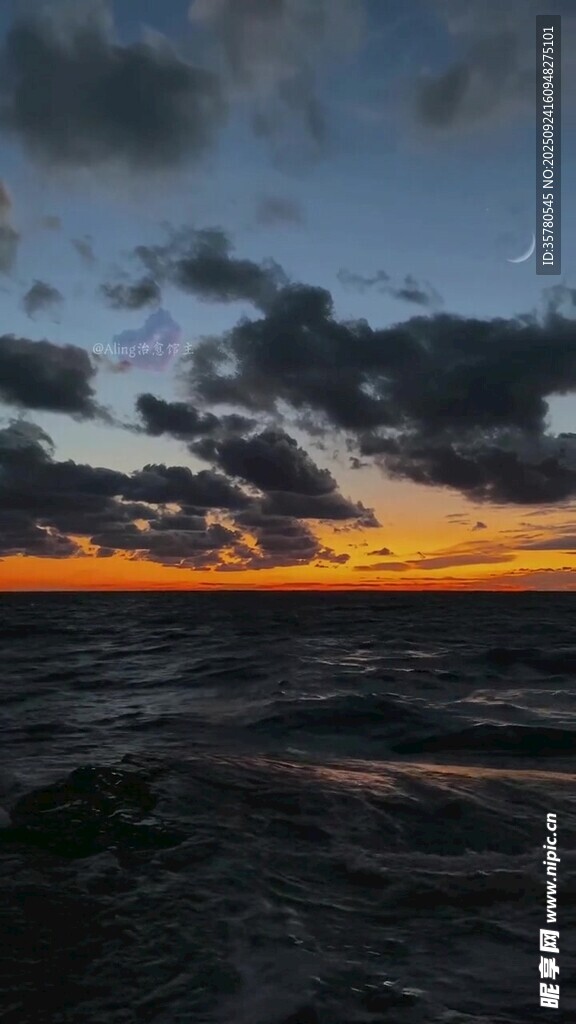 海上日落时分的壮丽景象