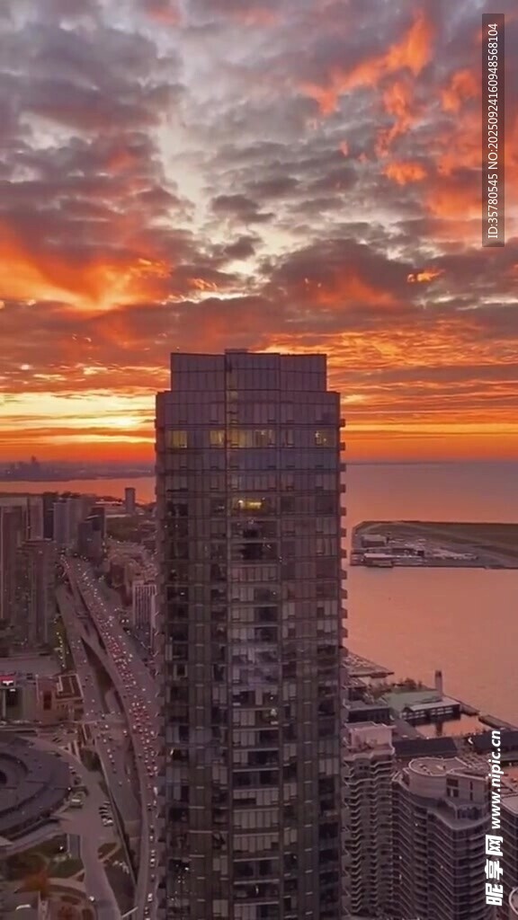 城市日落时的高楼壮丽景观