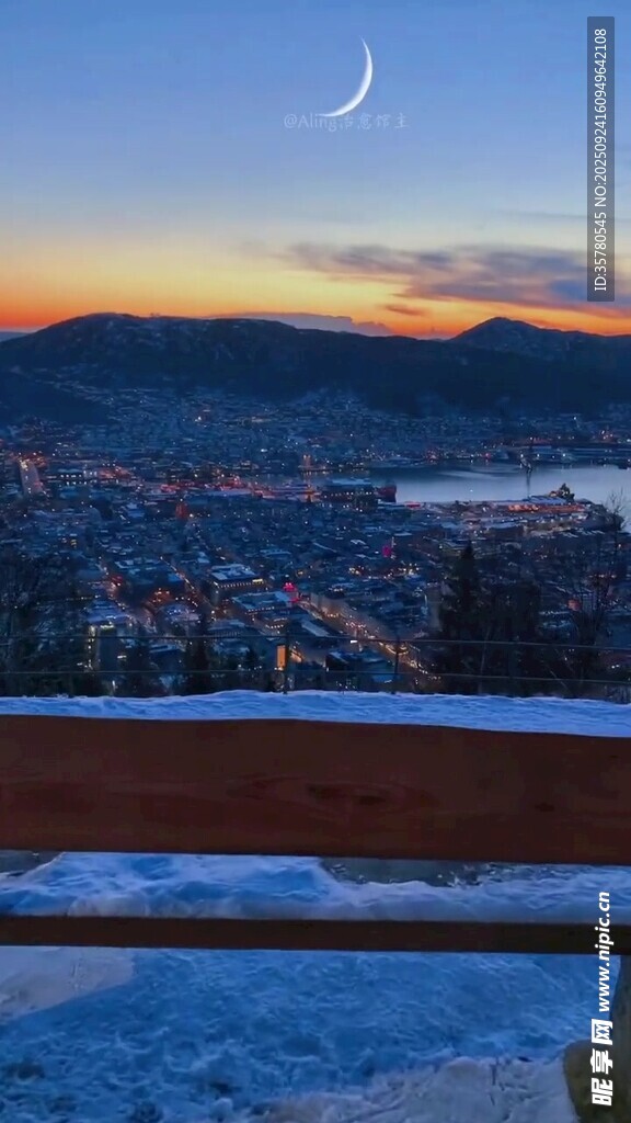 雪后山城月夜美景