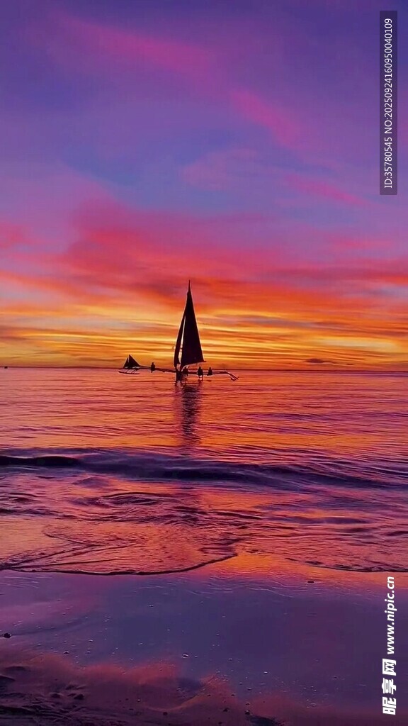 海上日落时的孤舟美景