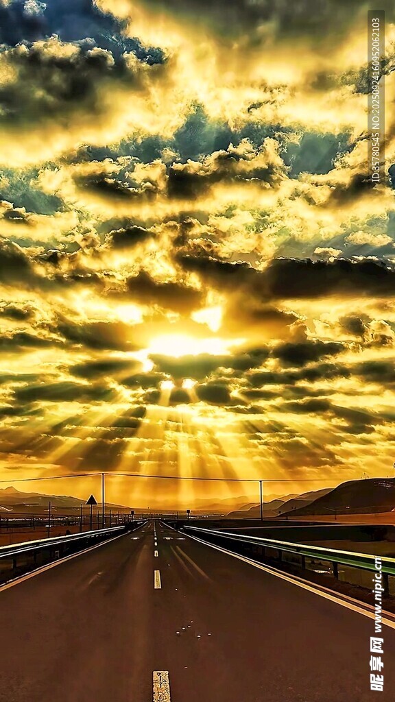 夕阳下的公路与壮丽云霞