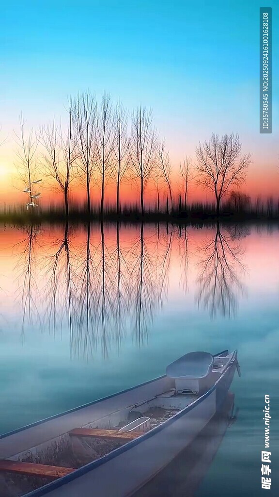 湖畔夕照下的孤舟美景