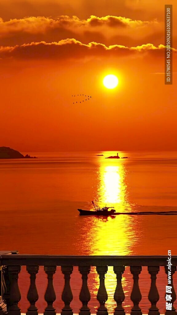 海上落日小船唯美景象
