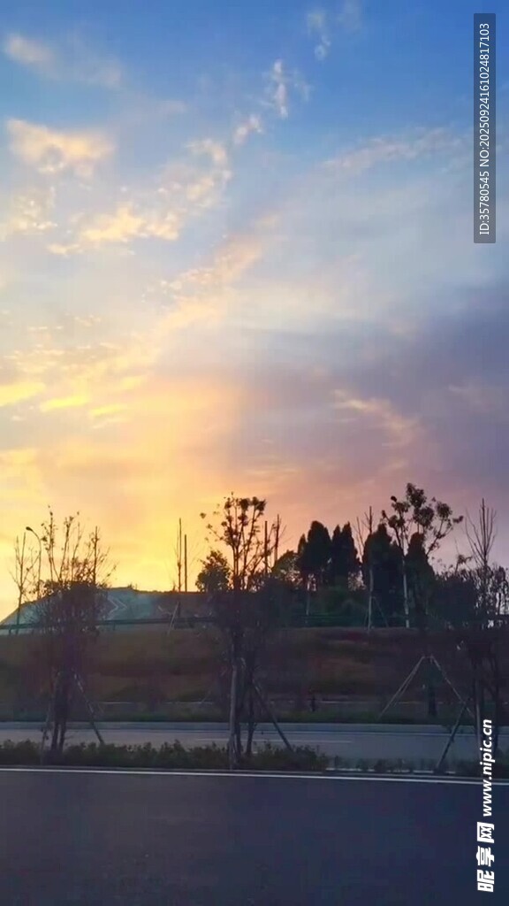 夕阳下的开阔风景