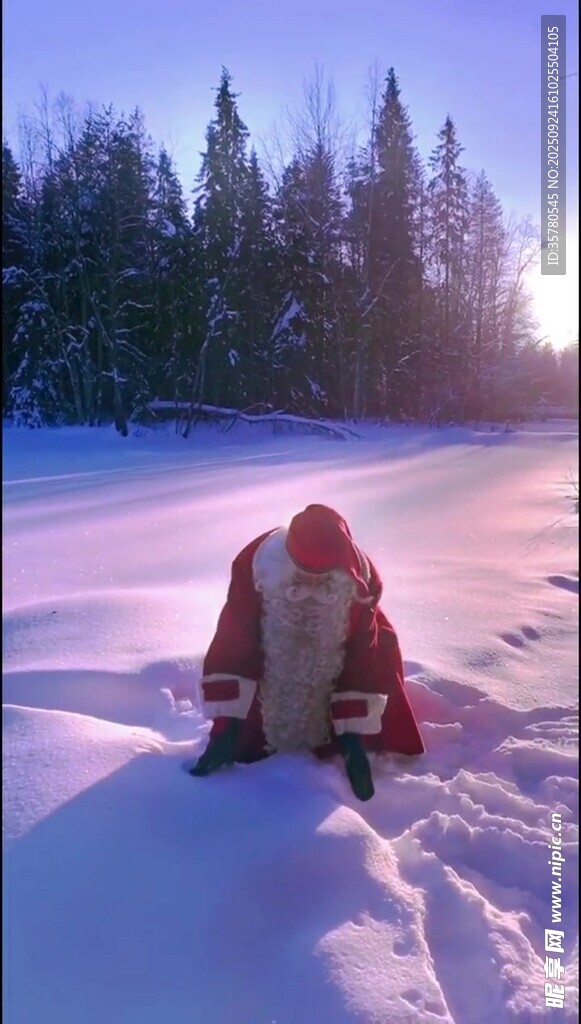 雪地中徒步的背包旅行者