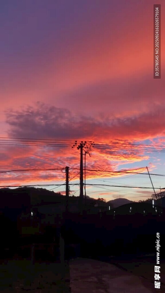 日落时分的绚烂天空