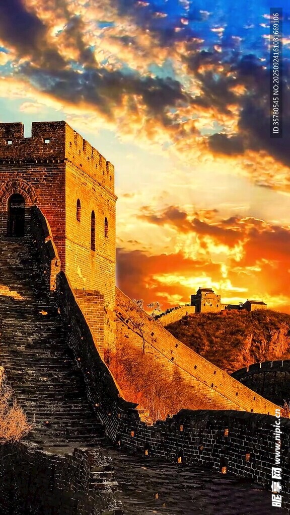 夕阳下的雄伟古老长城