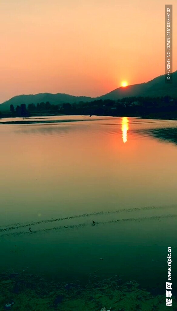 夕阳下宁静的湖景