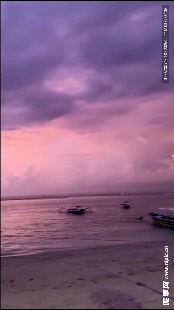 海边暮色中的静谧水面